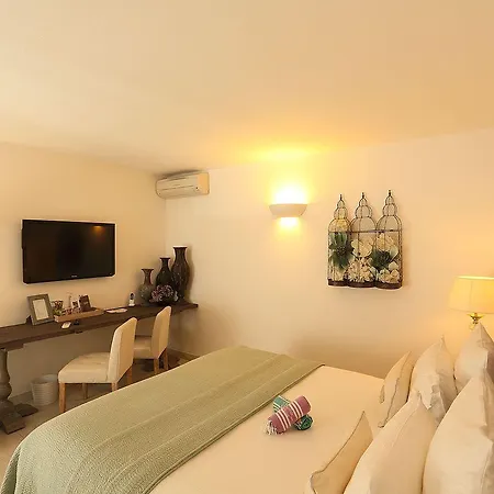 ホテル ラ バスティード ダントワーヌ 4*